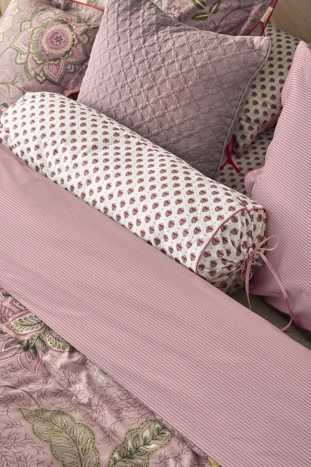 Pip Studio Jaipur Flower pyntepute lys rosa 22x70 bomull