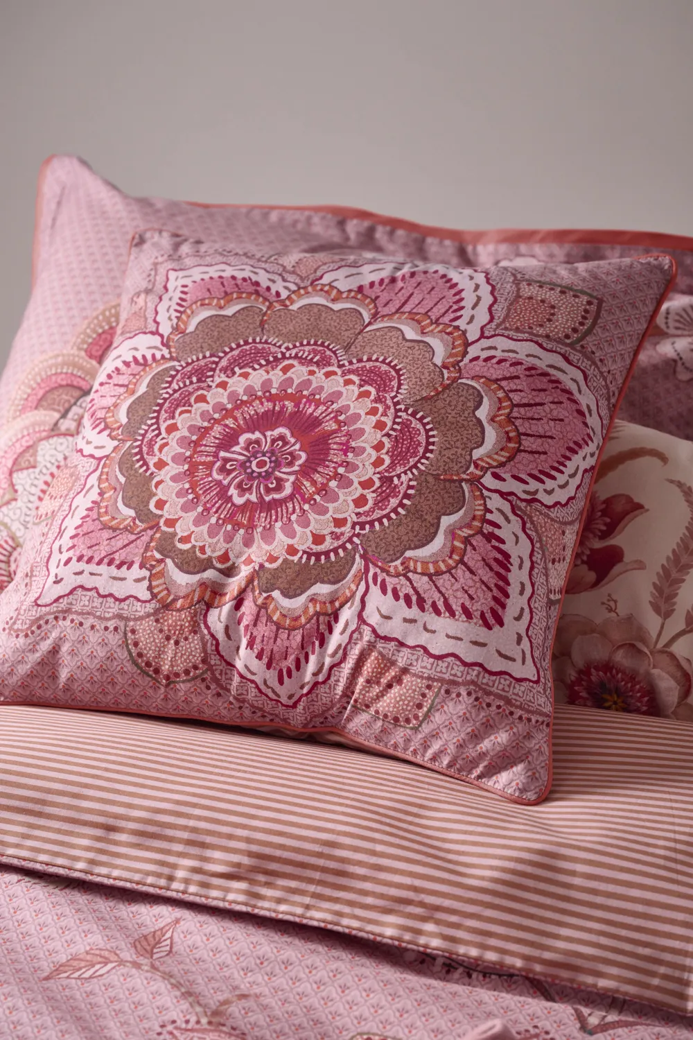 Pip Studio Mumbai Night dynetrekk 140x200 rosa blomstret
