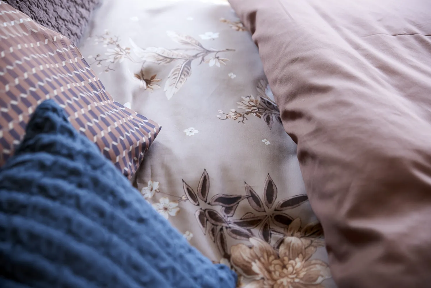 Vandyck Rise Up sengetøy 200x200 toffee blomstret