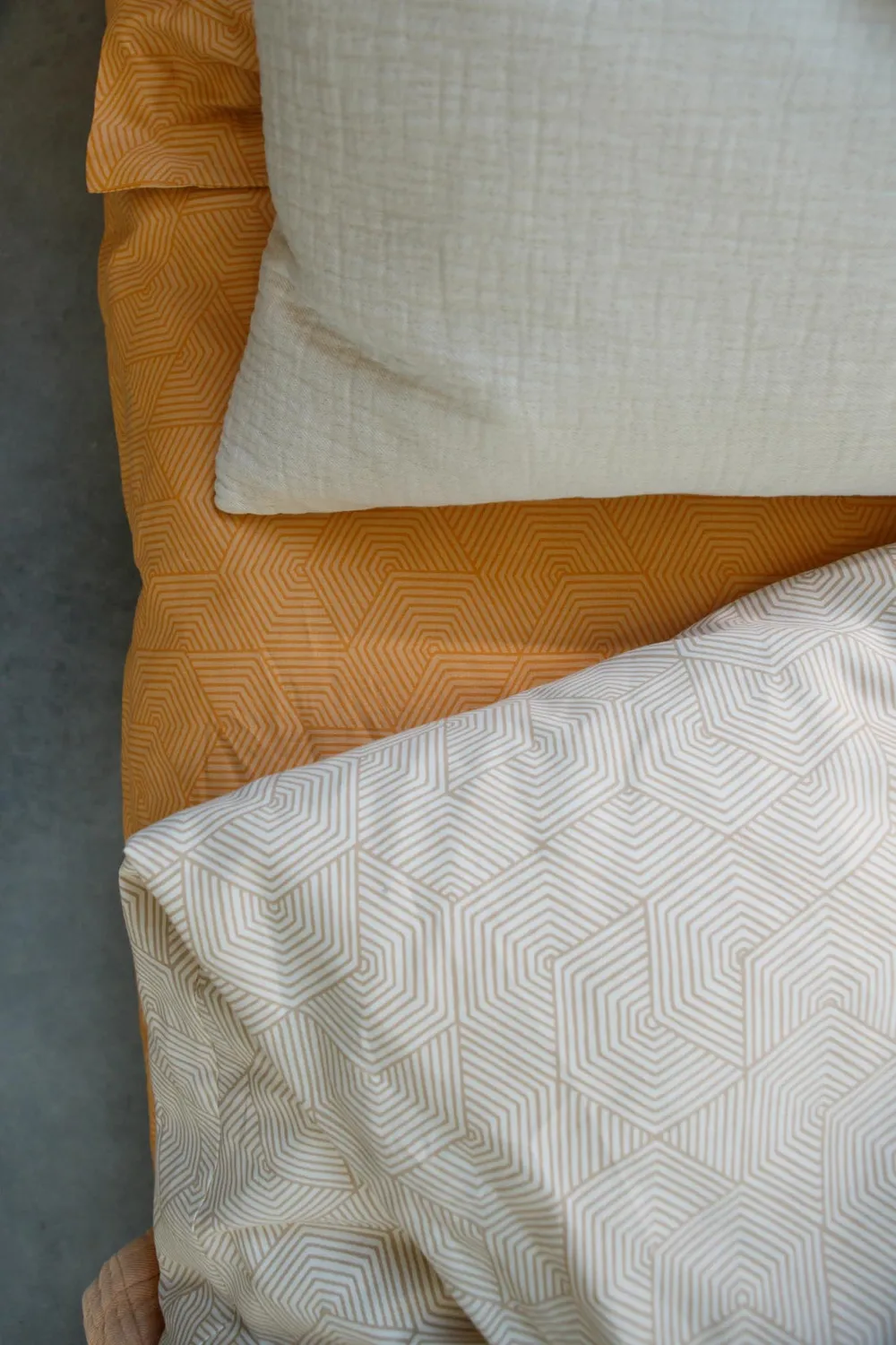 Vandyck Geometrical dynetrekk apricot blush sateng