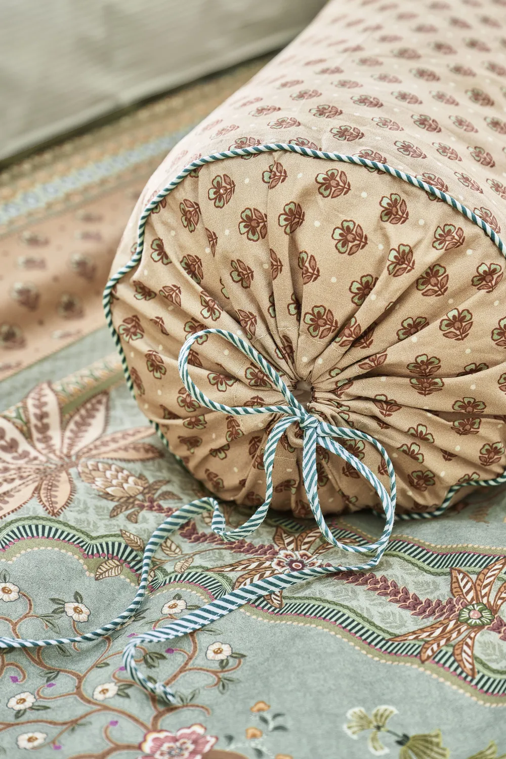 Pip Studio Jaipur Flower pøllepute 22x70 cm grønn blomstret