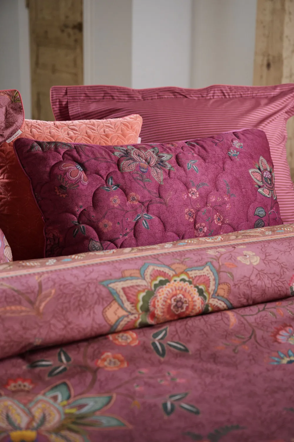 Pip Studio Mumbai Evening putevar 60x70 mørk rosa blomst