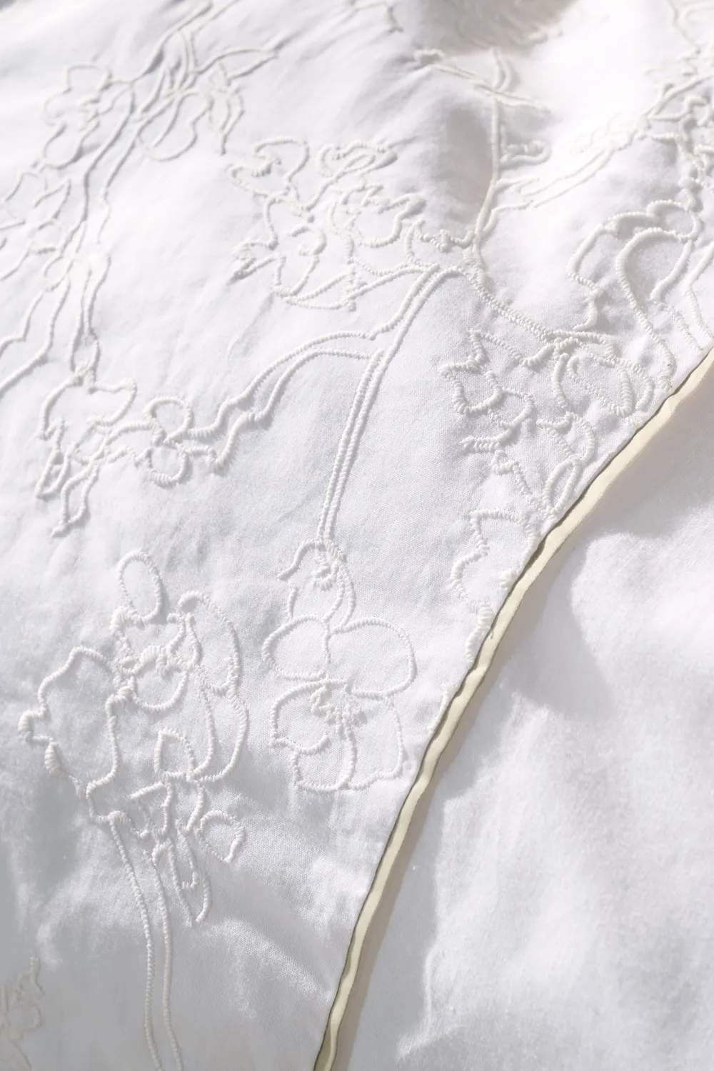 Beddinghouse Broderie Fleurie dynetrekk hvitt 140x200 cm brodert