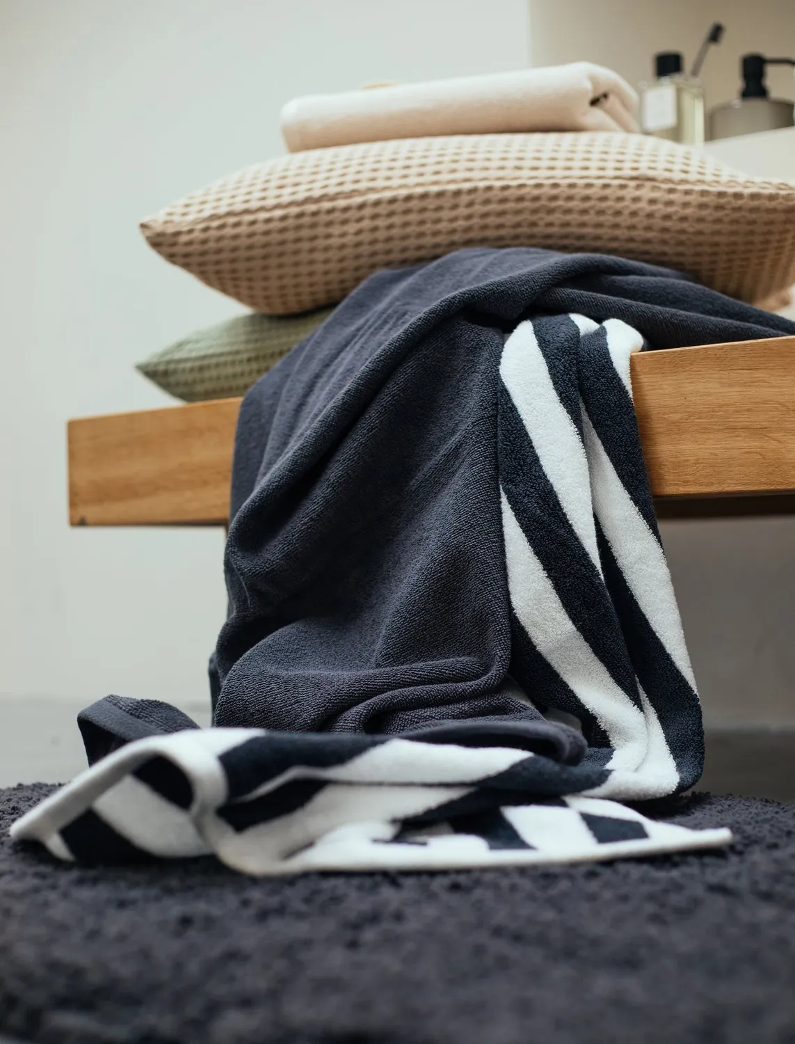 Vandyck Verona Stripes haandkle off black bomull