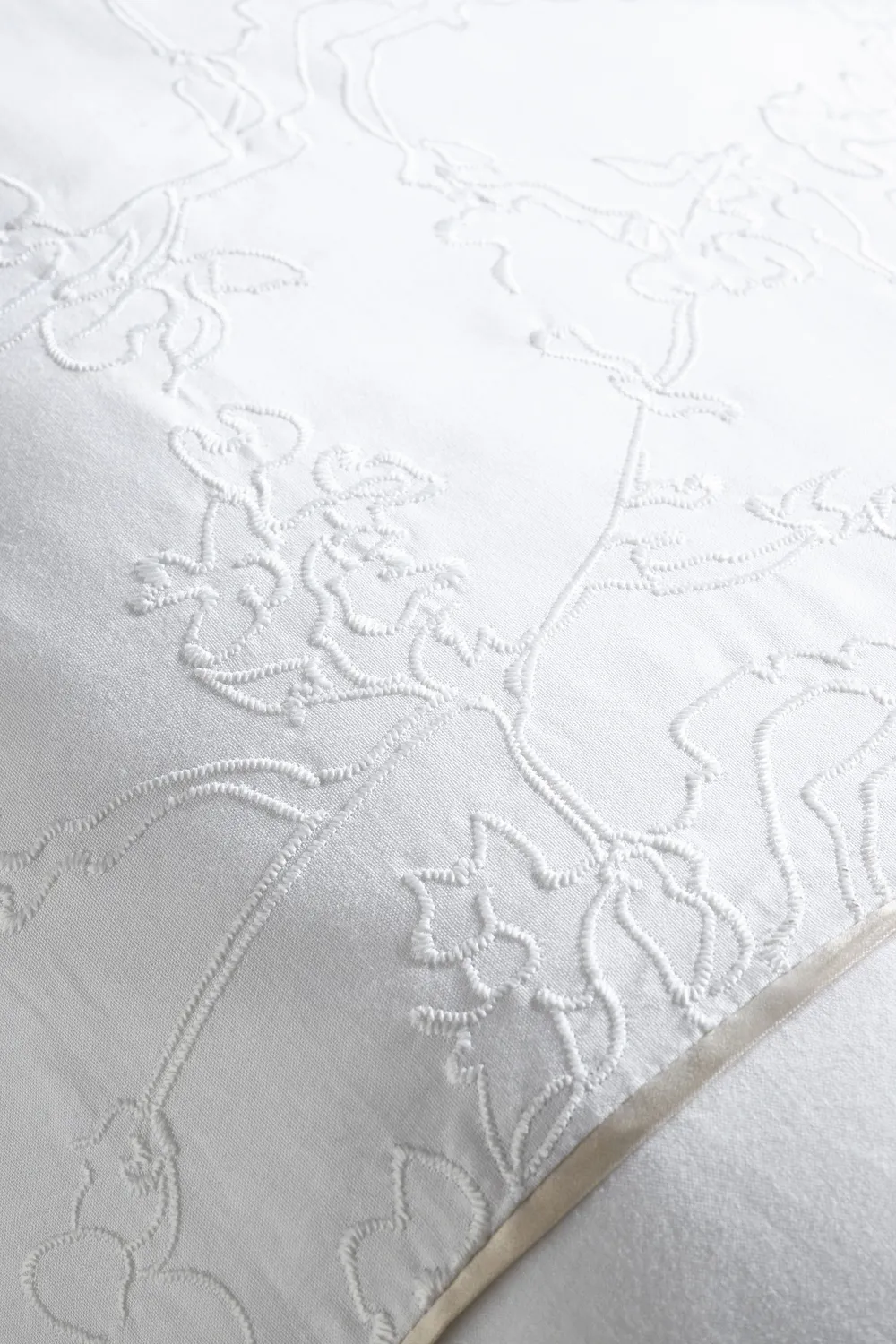 Beddinghouse Broderie Fleurie dynetrekk hvitt 140x200 cm brodert
